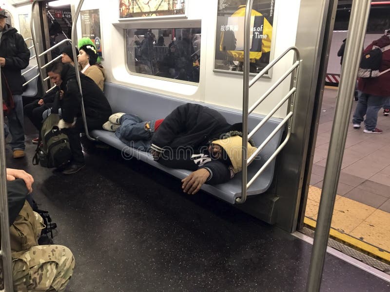 Hombre que duerme en el metro de NYC imagen de archivo libre de regalías Hombre que duerme en el metro de NYC imagen de archivo libre de regalías
