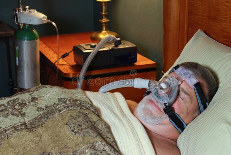 Hombre Con Apnea De Sueño Usando Una Máquina De CPAP Imagen de archivo -  Imagen de tubo, desorden: 18586449