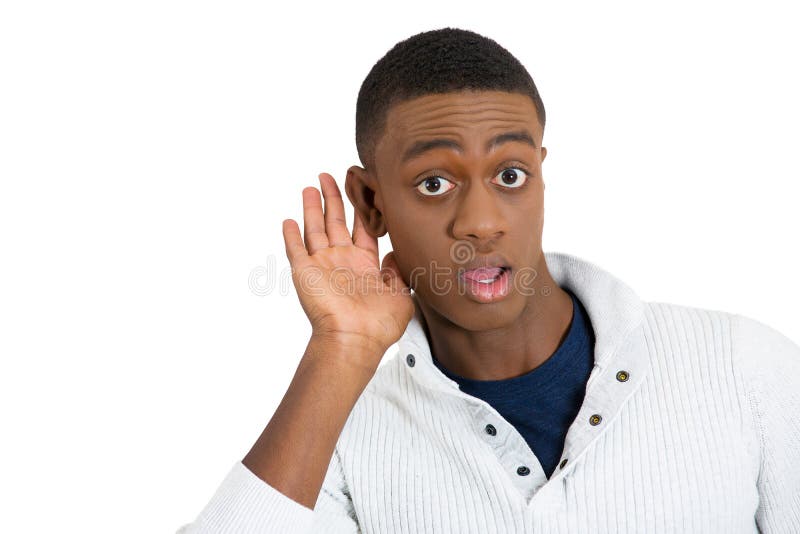 Hombre que escucha las noticias de la conversación que escuchan detras de las puertas imagen de archivo Hombre que escucha las noticias de la conversación que escuchan detras de las puertas imagen de archivo