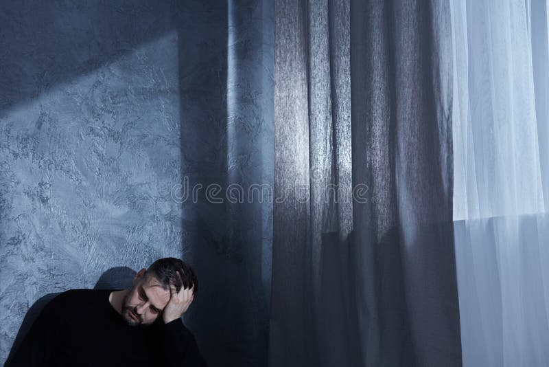 Hombre que experimenta la pérdida de la esposa imagenes de archivo Hombre que experimenta la pérdida de la esposa imagenes de archivo