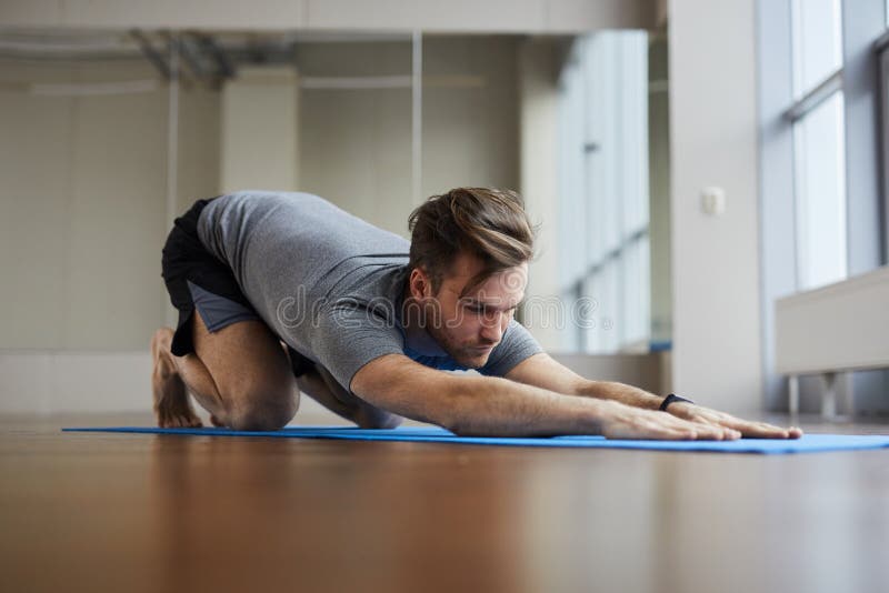 Hombre que hace actitud restaurativa de la yoga