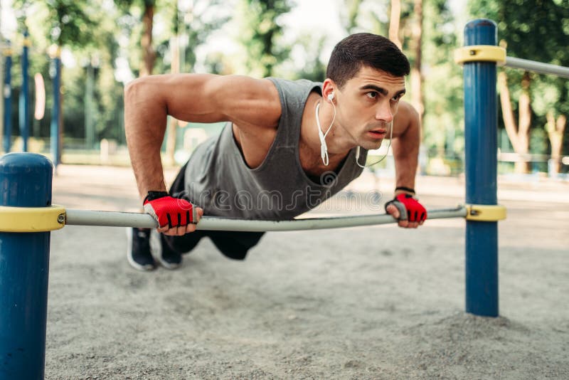 Hombre que hace ejercicio del pectoral usando barra horizontal imagen de archivo libre de regalías Hombre que hace ejercicio del pectoral usando barra horizontal imagen de archivo libre de regalías