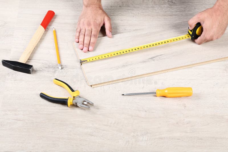 Hombre que instala el suelo laminado fotografía de archivo Hombre que instala el suelo laminado fotografía de archivo
