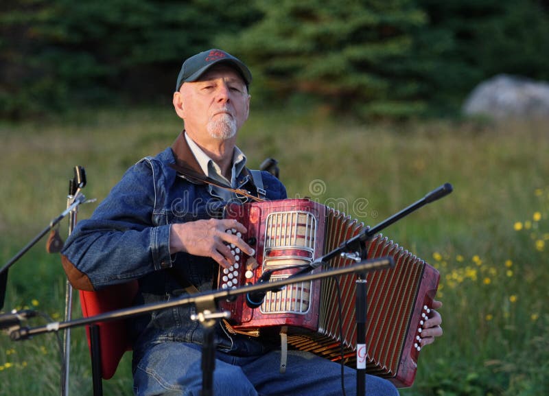 Hombre que juega Acordian al aire libre fotografía de archivo libre de regalías Hombre que juega Acordian al aire libre fotografía de archivo libre de regalías