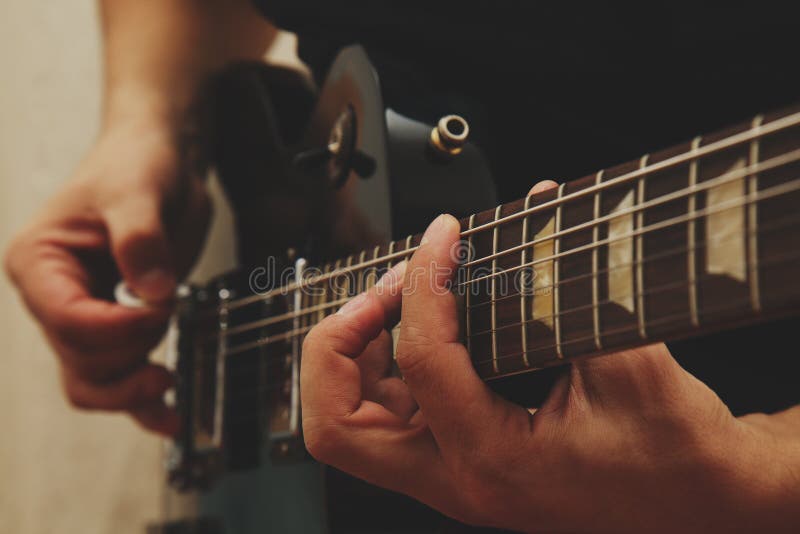 Hombre que juega en la guitarra imágenes de archivo libres de regalías Hombre que juega en la guitarra imágenes de archivo libres de regalías