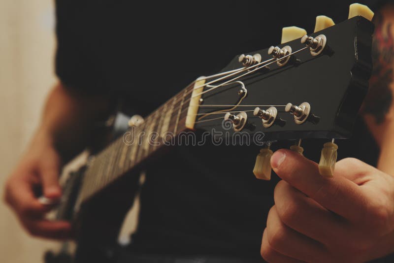 Hombre que juega en la guitarra imagenes de archivo Hombre que juega en la guitarra imagenes de archivo