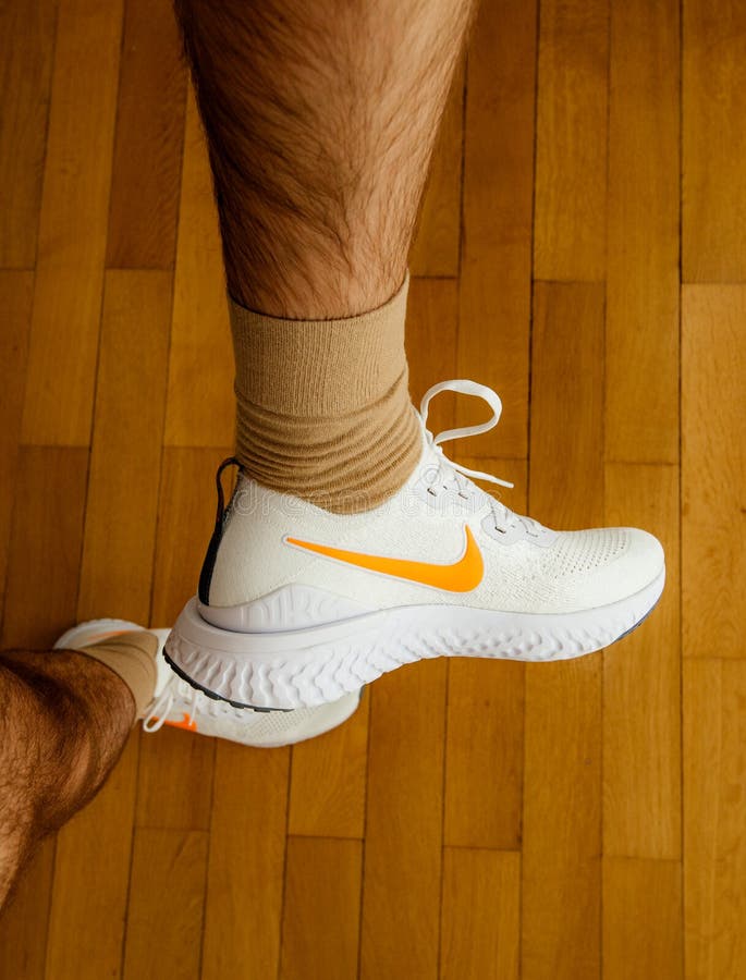 Hombre Que Mide Nueva Nike Epic React 2 Zapatillas Deportivas Imagen de archivo editorial - Imagen de publicidad, zapatos: 155458564