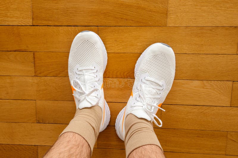 Brisa candidato Dólar Hombre Que Mide a Nueva Nike Epic React Flyknit 2 Zapatillas Deportivas  Foto de archivo editorial - Imagen de costoso, atleta: 155458568