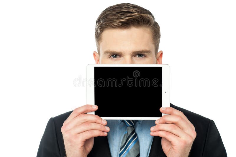 Hombre que oculta su cara con el dispositivo de la tableta fotos de archivo Hombre que oculta su cara con el dispositivo de la tableta fotos de archivo
