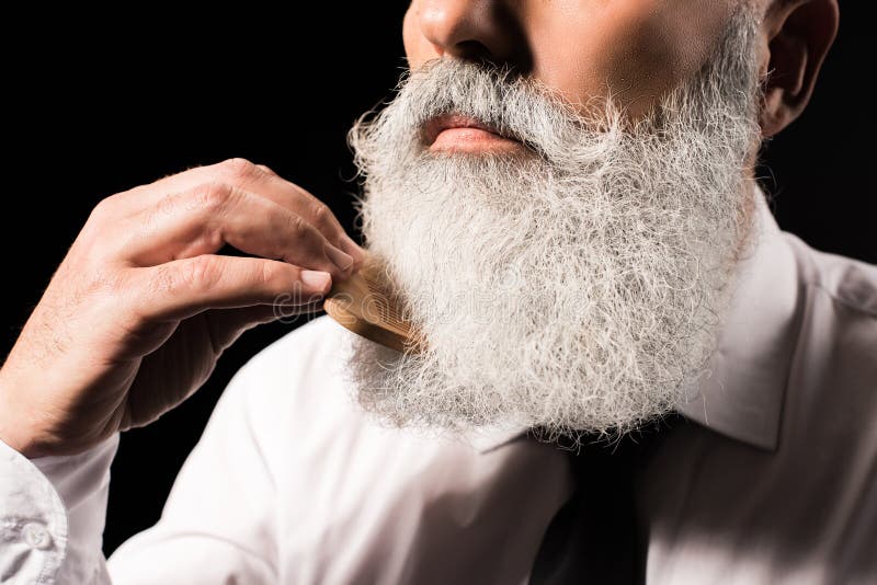 Hombre que peina la barba larga