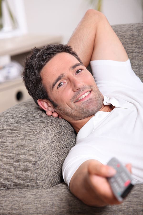 Hombre que se relaja imagen de archivo libre de regalías Hombre que se relaja imagen de archivo libre de regalías