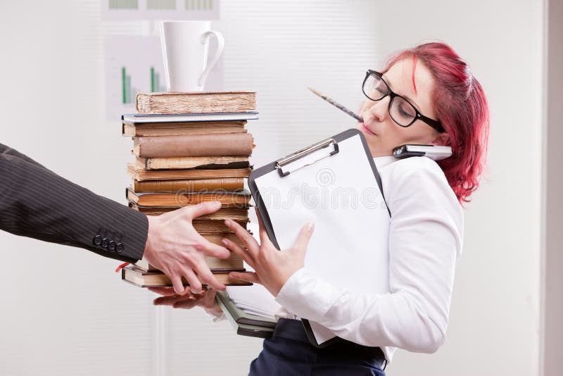 Hombre que sobrecarga a la mujer del colega con el trabajo imagen de archivo libre de regalías Hombre que sobrecarga a la mujer del colega con el trabajo imagen de archivo libre de regalías