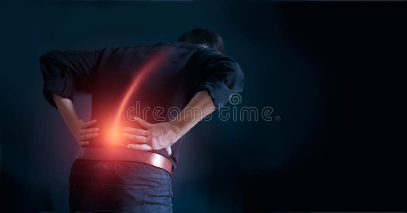 Hombre que sufre de la causa del dolor de espalda del síndrome de la oficina, sus manos que tocan en más de espalda Concepto médi