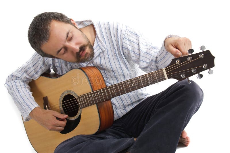 Hombre que templa su guitarra imagen de archivo Hombre que templa su guitarra imagen de archivo