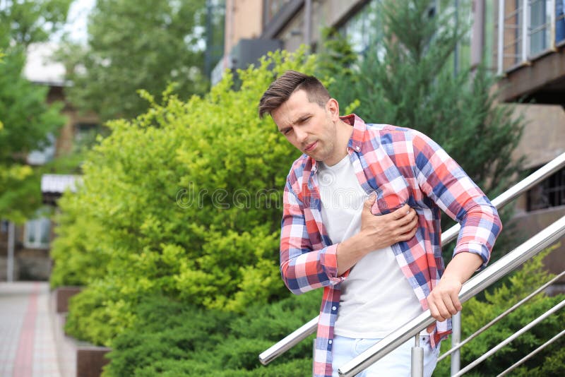 Hombre que tiene dolor de pecho al aire libre Ataque del corazón fotografía de archivo Hombre que tiene dolor de pecho al aire libre Ataque del corazón fotografía de archivo