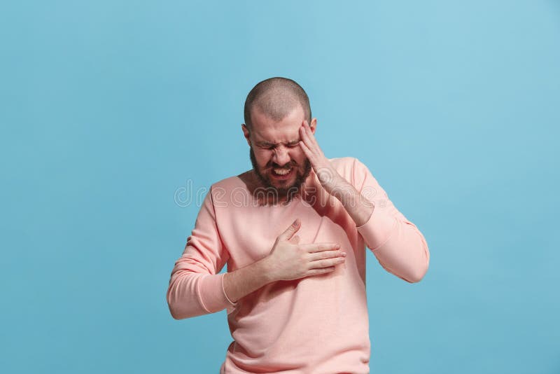 Hombre que tiene dolor del corazón Aislado sobre fondo azul foto de archivo libre de regalías Hombre que tiene dolor del corazón Aislado sobre fondo azul foto de archivo libre de regalías