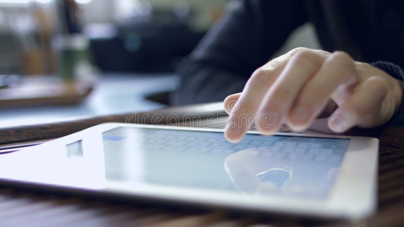 Hombre trabajando en una tablet PC metrajes