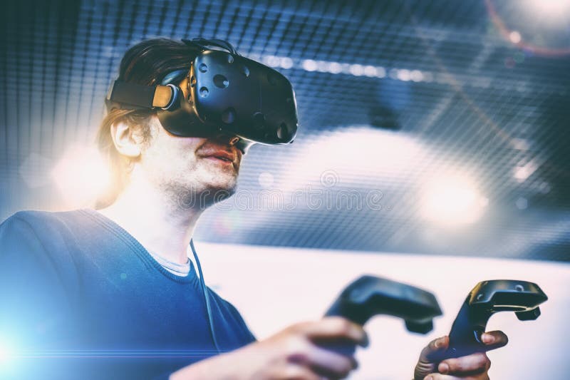 Hombre que usa los vidrios de la realidad virtual, nuevas tecnologías del casco de VR imagenes de archivo Hombre que usa los vidrios de la realidad virtual, nuevas tecnologías del casco de VR imagenes de archivo