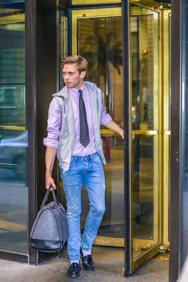 Download Hombre Que Viaja En Nueva York Foto de archivo - Imagen de lifestyle, hombre: 100535826