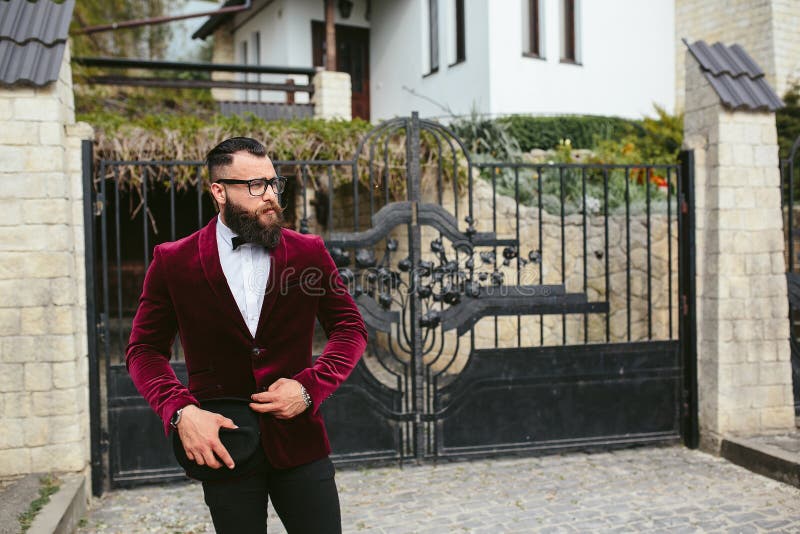 Hombre rico con una barba, pensando en negocio imagenes de archivo Hombre rico con una barba, pensando en negocio imagenes de archivo