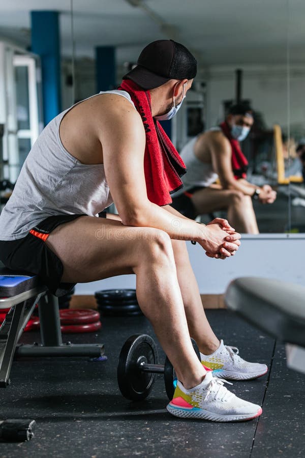 Hombre Sentado En El Gimnasio Con Una Toalla Alrededor Del Cuello