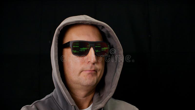 Hombre serio en gafas digitales con código binario