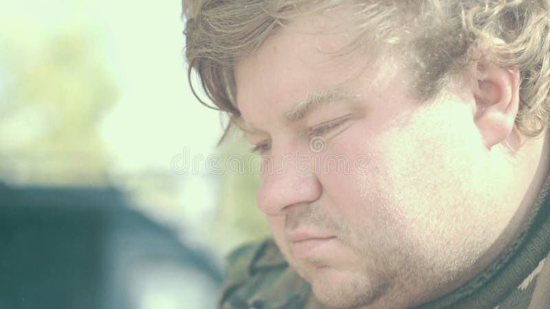 Hombre sin afeitar joven del retrato en fondo del humo Primer gordo del hombre de la cara almacen de metraje de vídeo