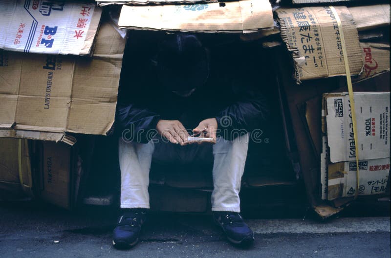 Hombre sin hogar en Tokio imagenes de archivo Hombre sin hogar en Tokio imagenes de archivo