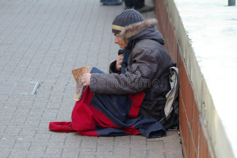 Hombre sin hogar solo y hambriento imágenes de archivo libres de regalías Hombre sin hogar solo y hambriento imágenes de archivo libres de regalías