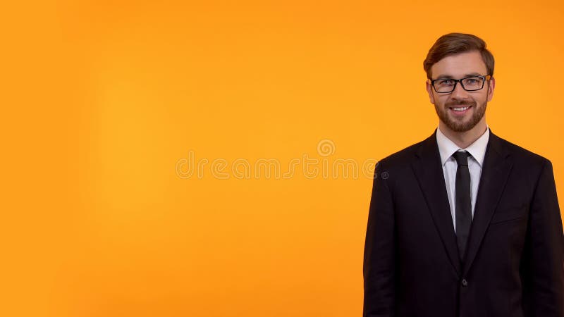 Hombre sonriente en la situaci?n del traje en el fondo amarillo, lugar para su texto, plantilla fotografía de archivo Hombre sonriente en la situaci?n del traje en el fondo amarillo, lugar para su texto, plantilla fotografía de archivo