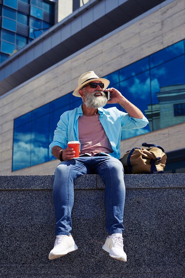 Hombre sonriente que habla en el teléfono fotos de archivo libres de regalías Hombre sonriente que habla en el teléfono fotos de archivo libres de regalías