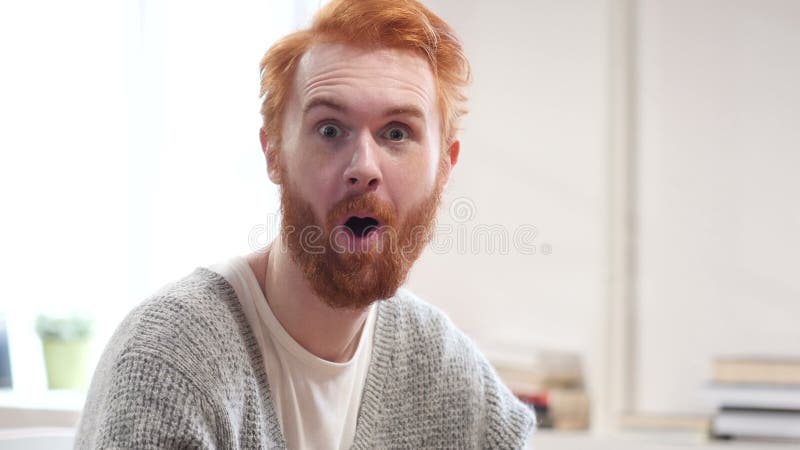 Hombre sorprendido sorprendente con los pelos rojos