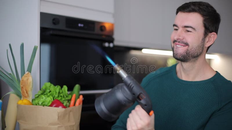 Hombre sostiene una antorcha en la cocina