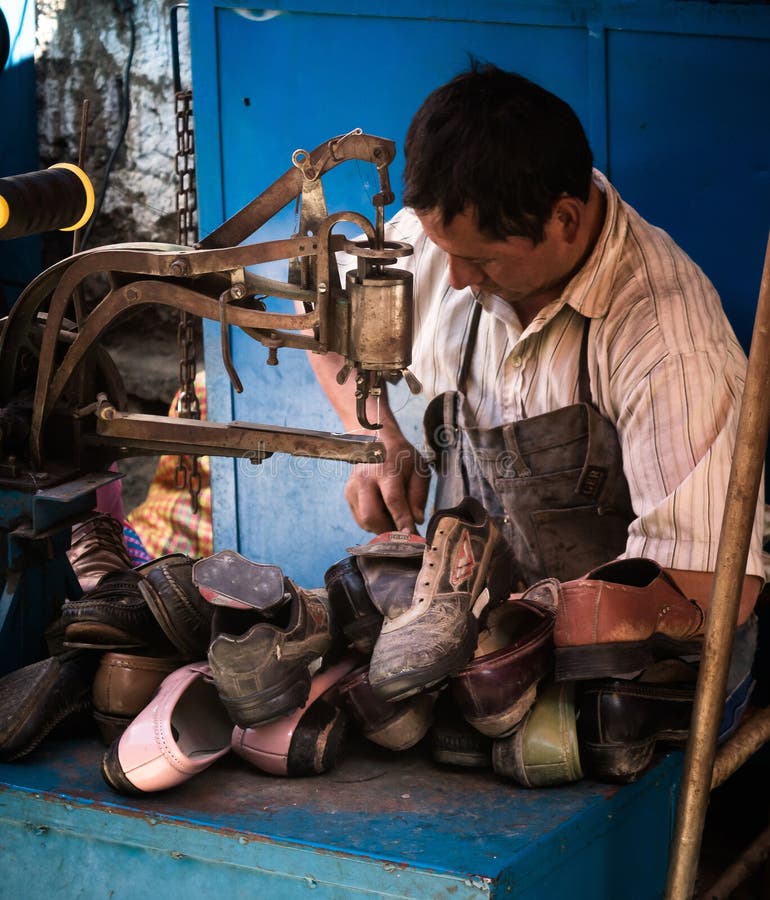 Monótono cambiar Es Hombre Trabajando Con Zapatos Fotografía editorial - Imagen de herramientas, zapatero: 169342502 Monótono cambiar Es Hombre Trabajando Con Zapatos Fotografía editorial - Imagen de herramientas, zapatero: 169342502