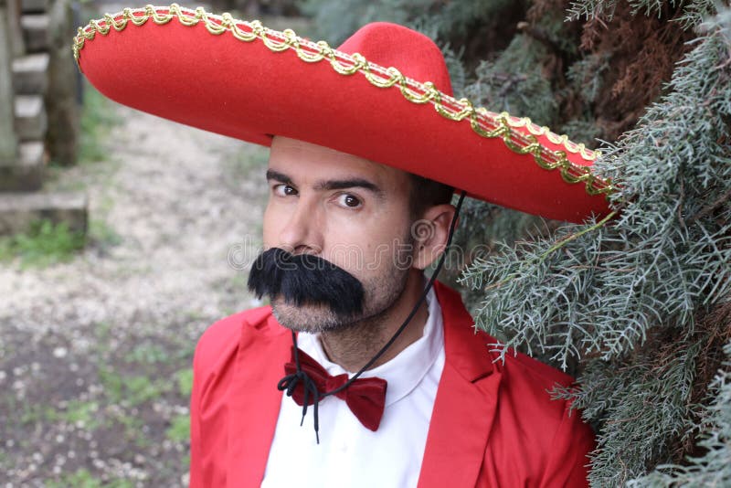 Hombre Tradicional Mexicano Con Elegante Traje Rojo Imagen de archivo -  Imagen de méxico, partido: 211924469