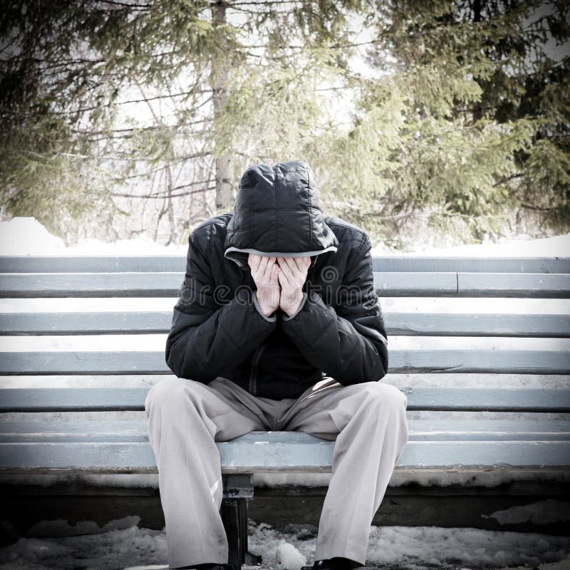 Hombre triste en el banco imagen de archivo. Imagen de efecto - 46957043