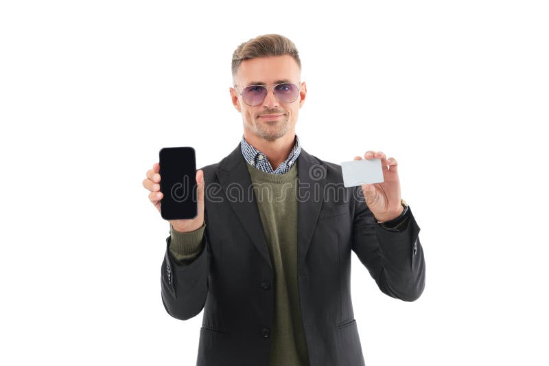 Hombre usa smartphone para pago rápido. el cliente usa dinero en línea por teléfono. compra con tarjeta. mostrar tarjeta de presen foto de archivo