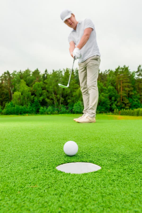 Hombre vertical de la imagen que juega a golf fotos de archivo Hombre vertical de la imagen que juega a golf fotos de archivo