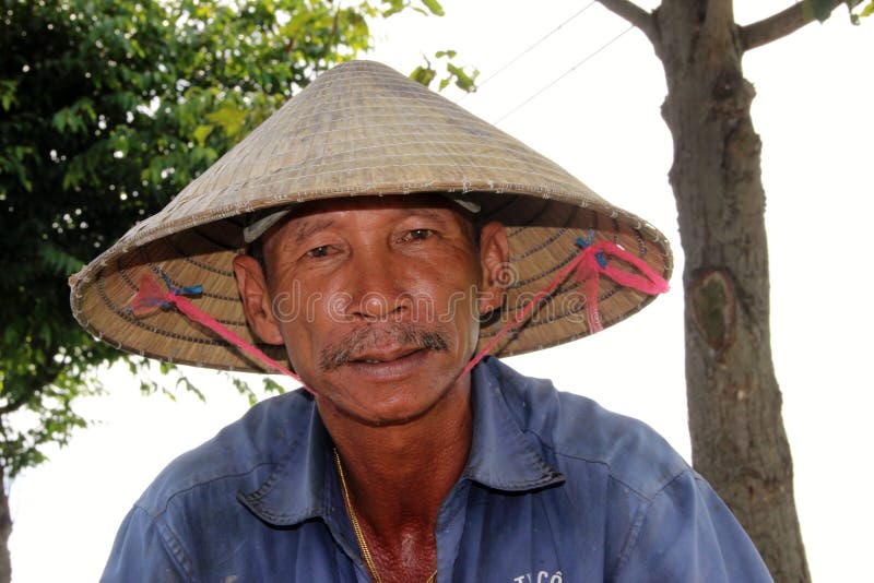 Hombre Vietnamita En Sombrero Cónico Tradicional Fotografía editorial - Imagen hombre, paja: 108231422