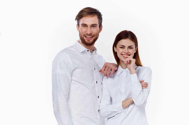 Hombre Y Mujer En Camisas Blancas Están Uno Al Lado Del Otro Sonrisa Comunicación Familia Foto de archivo - Imagen de confidente, expresar: 218395178