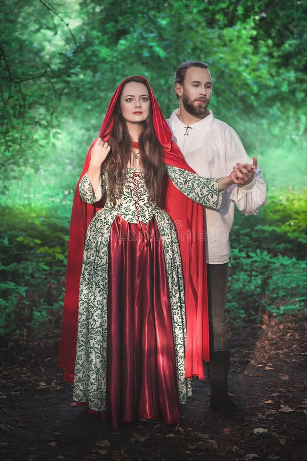 Mujer Y Hombre Hermosos De Los Pares En Ropa Medieval Imagen de archivo -  Imagen de elegante, ropas: 114053897