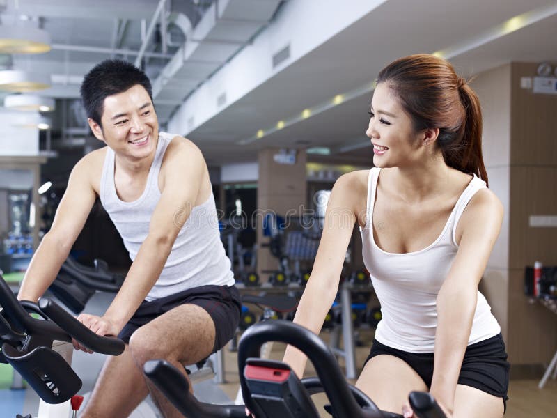 Hombre y mujer que hablan en gimnasio imagenes de archivo Hombre y mujer que hablan en gimnasio imagenes de archivo