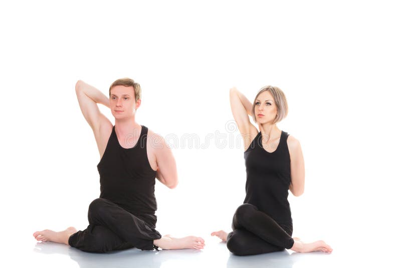 Hombre y mujer que hacen yoga fotos de archivo libres de regalías Hombre y mujer que hacen yoga fotos de archivo libres de regalías