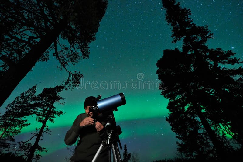 Hombre y telescopio foto de archivo libre de regalías Hombre y telescopio foto de archivo libre de regalías