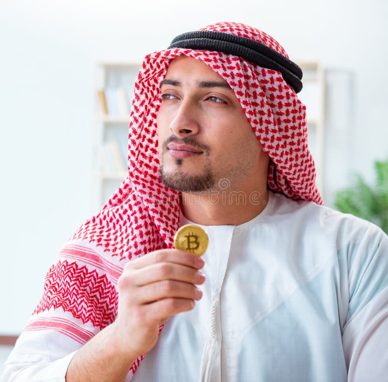 Hombre árabe con bitcoin en concepto de minería criptomoneda foto de archivo