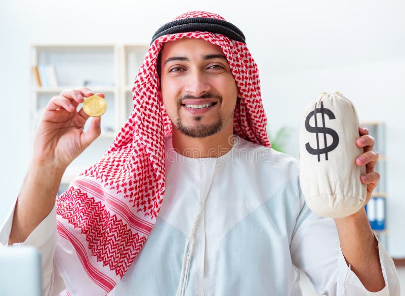 Hombre árabe con bitcoin en el concepto de minería de criptodivisa imagen de archivo libre de regalías