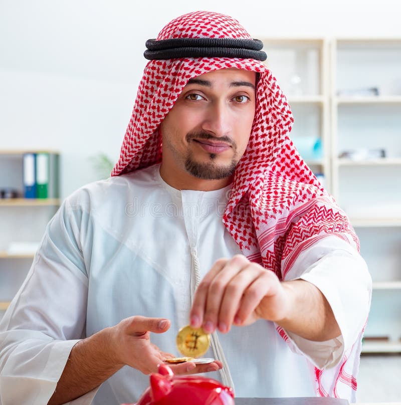 Hombre árabe con bitcoin en el concepto de minería de criptodivisa imagen de archivo libre de regalías
