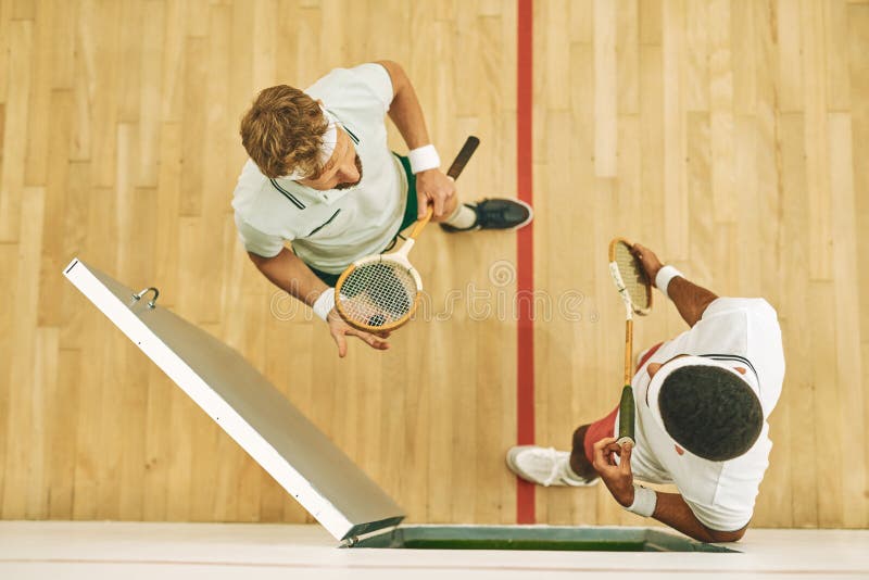 Hombres atleta y raqueta para partidos en el patio interior para juego de entrenamiento y fitness para diversión como jugador de b imagen de archivo libre de regalías