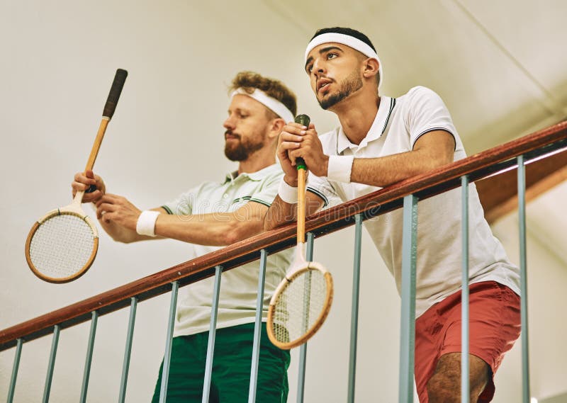 Hombres atletas y viendo deportes en la cancha interior para entrenamiento y fitness en apoyo como jugador de bádminton. imagen de archivo libre de regalías