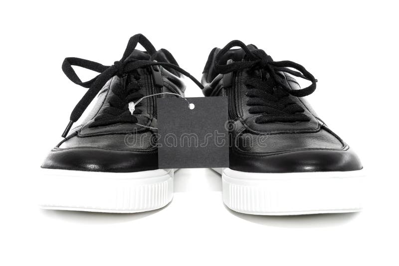 Hombres Botas Negras Con Una Suela Blanca Sobre Un Fondo Blanco. Aislamiento De Zapatos Con Etiqueta De Precio Para Inscripción Foto de archivo arranque, 254346278